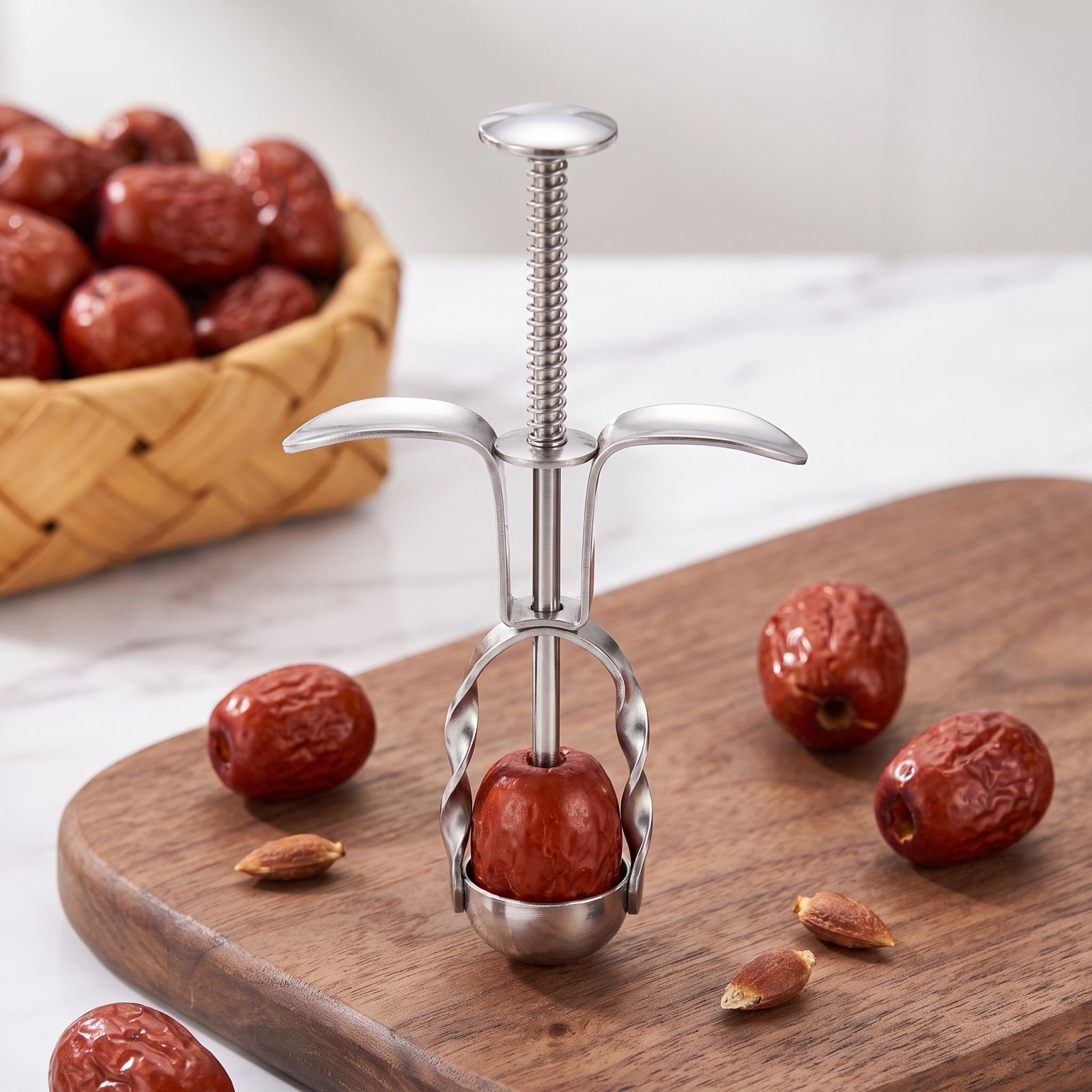 أداة إزالة نوى التمر الحمراء م - مراجعة Kitchen Gadgets Usa وسعره
